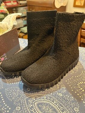 New in Box Bernie Mev Booties in Black, Size 4.5-5